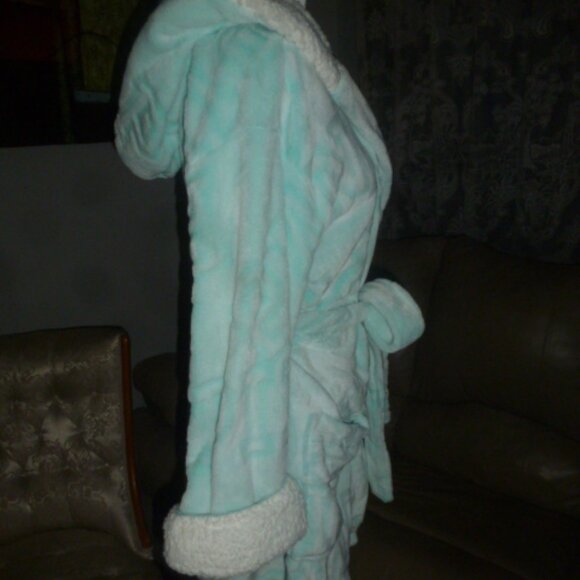 PINK Victoria’s Secret Plush Robe – Light Blue w/ Pink Prints – XS - Picture 6 of 14